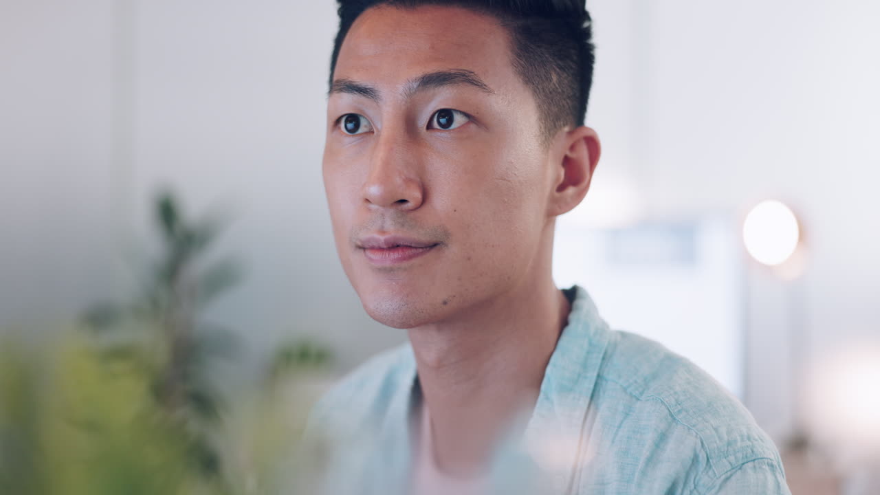 pensando, leyendo y hombre asiático con idea