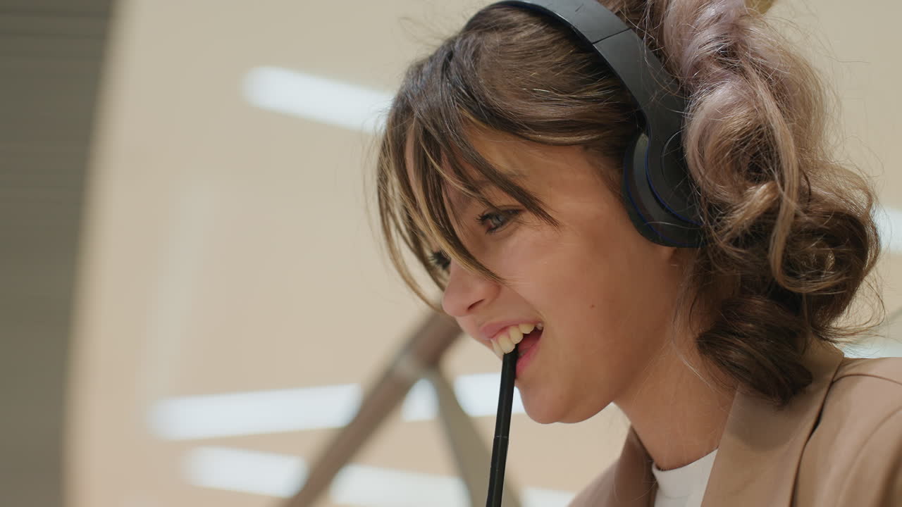 여성이 아이디어를 적고, 여성이 브레인스토밍 노트를 작성하며 미소 짓고, 헤드폰을 낀 젊은 여성이 콘텐츠 아이디어를 행복하게 적고, 헤드폰을 낀 젊은 여성이 창의적인 노트를 쾌활하게 적어요