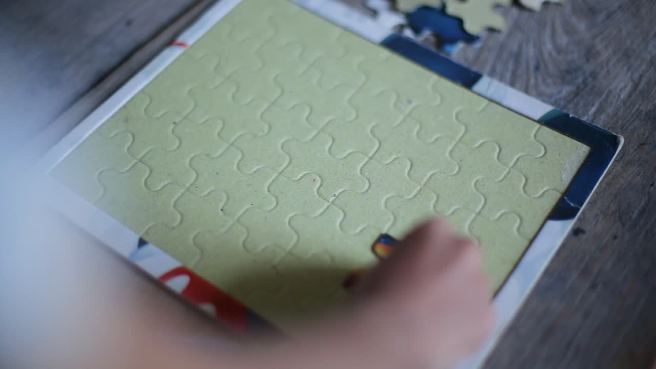 손을 잡고 나무 퍼즐 요소