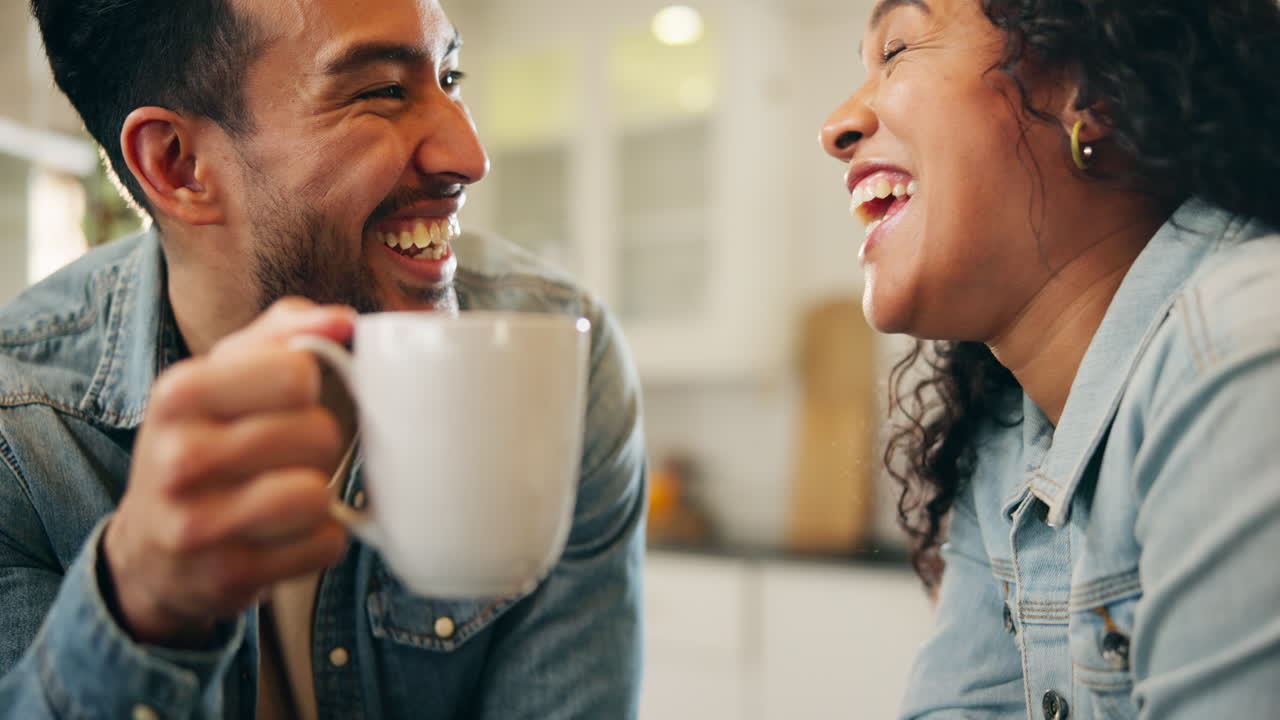 커플 이 함께 커피 를 마시고 있다