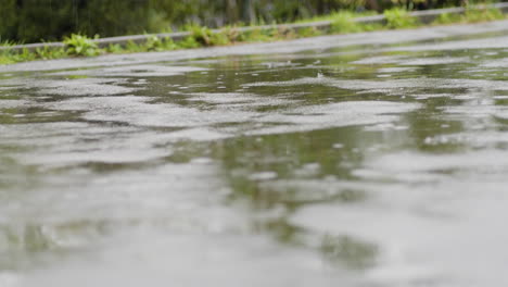 la lluvia cayendo en el camino.