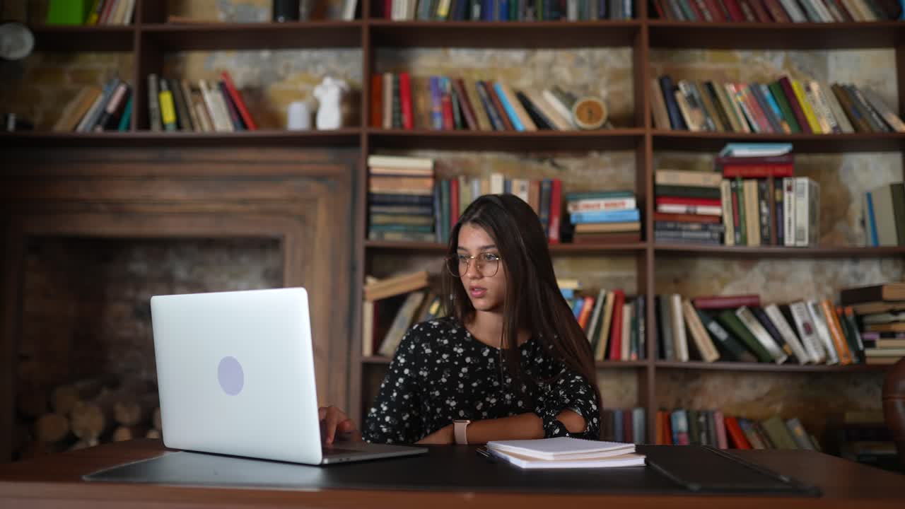mujer estudiando en una biblioteca