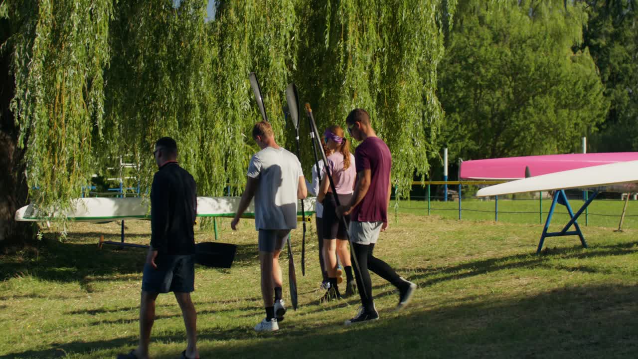 Grupp med människor som paddlar kanot