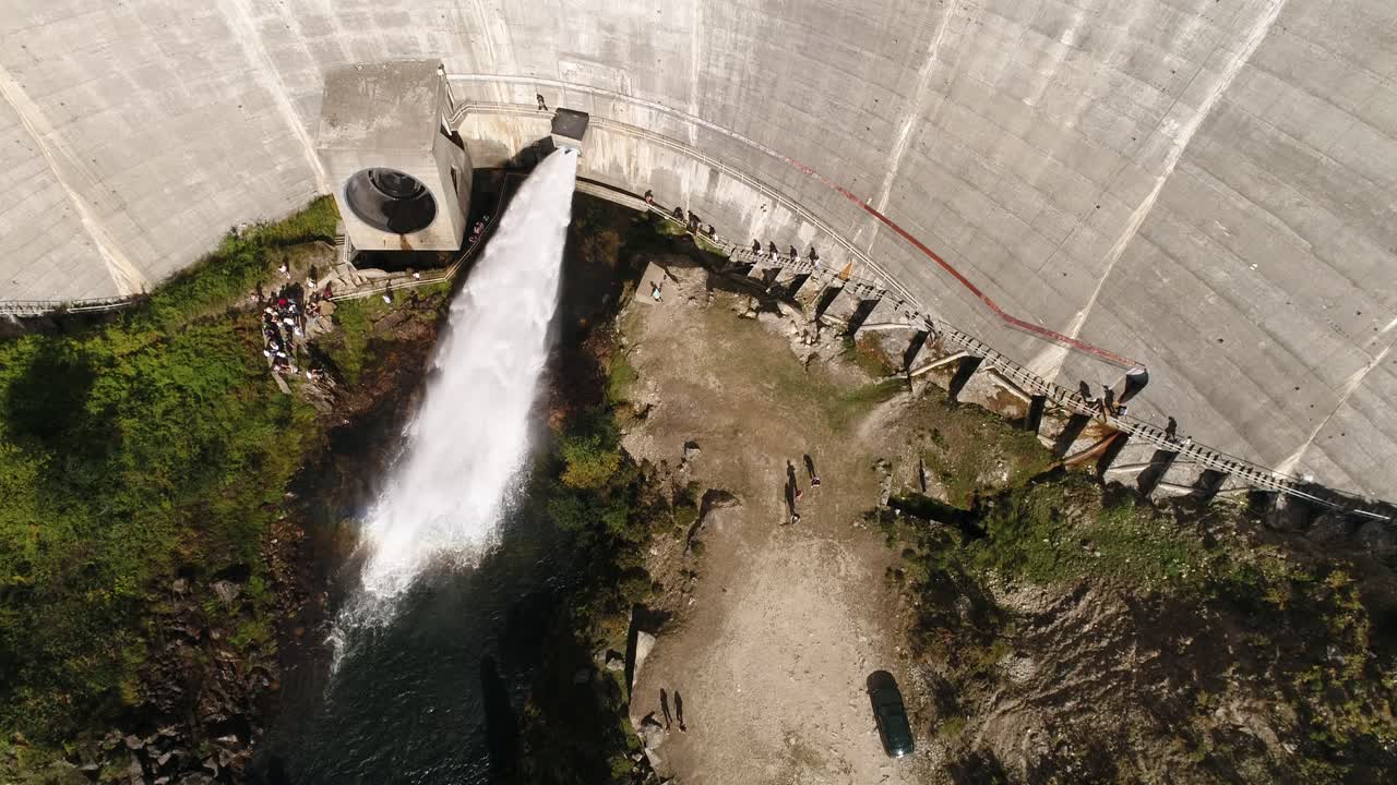 vista desde arriba de una presa con un dron de 4k