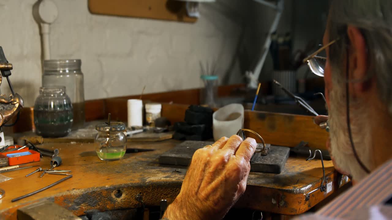 orfebre que fabrica joyas en el taller 4k