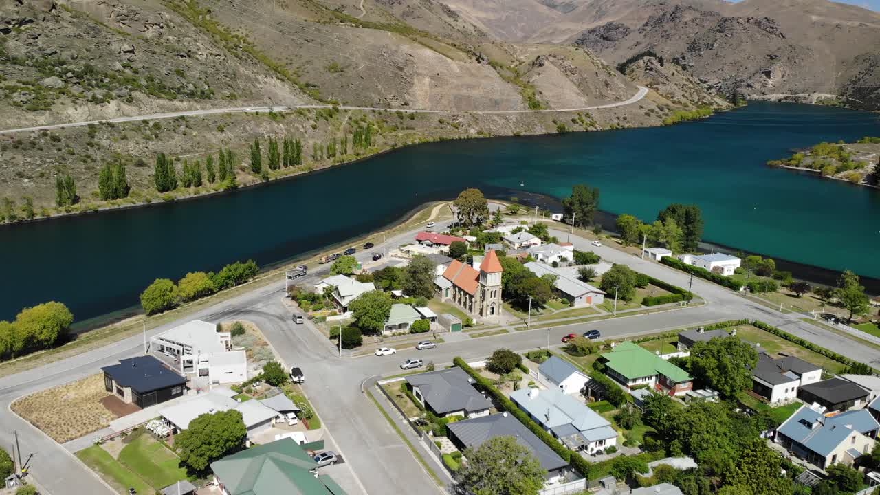 vista aérea de la pintoresca orilla del río de la ciudad de cromwell en el centro de otago, nueva zelanda en un soleado día de verano, toma de dron