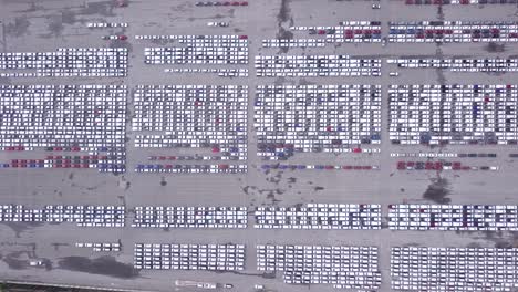 vista superior coches nuevos a la venta en el puerto en el estacionamiento