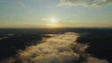 Dron-Aéreo-Del-Amanecer-Disparado-Mientras-El-Sol-Quema-La-Niebla-Lejos-Del-Valle-Del-Río-Del-Bosque,-4k