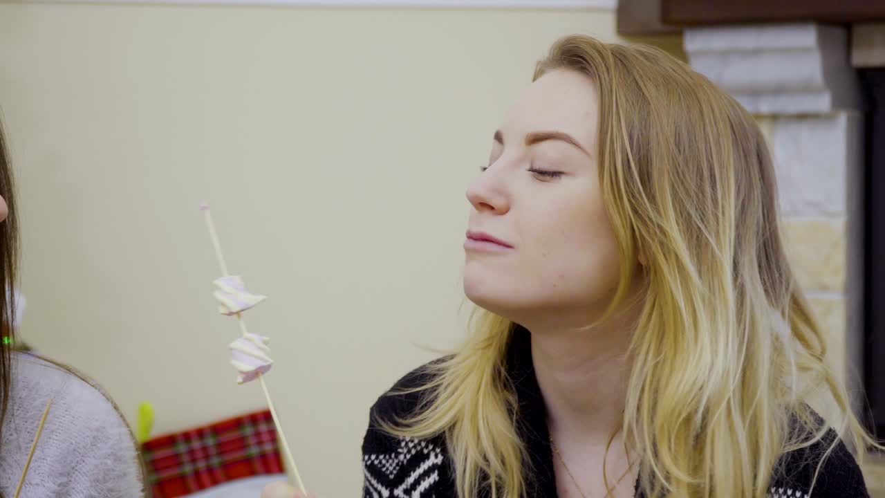 una chica linda come malvaviscos y se ríe.