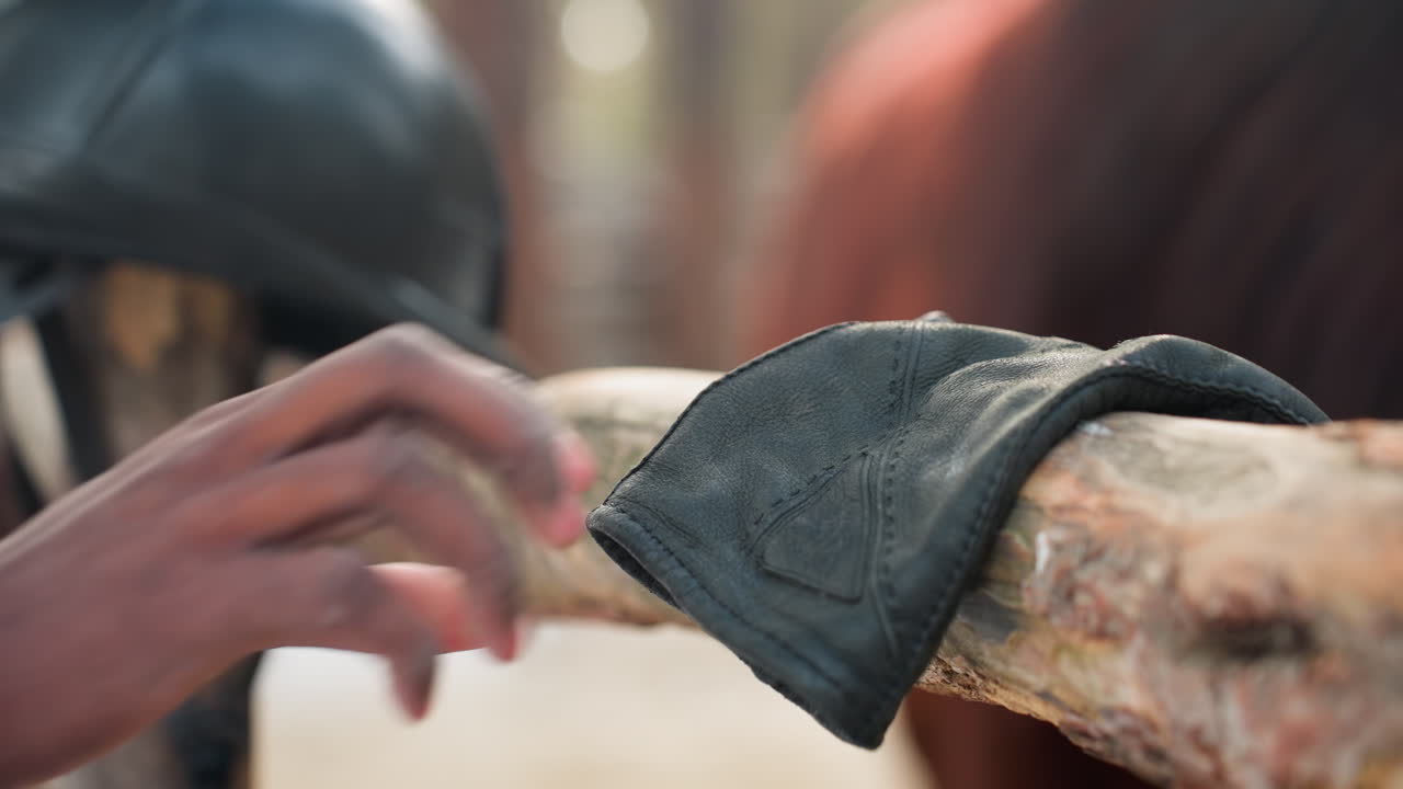 펜싱 장비 장면, 승마 장비 및 소박한 배경, 낡은 나무 표면에 전시된 승마 액세서리, 오래된 나무 배경에 놓인 승마 의류 및 장비