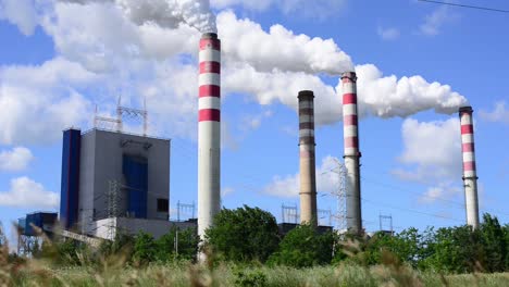 paisaje industrial, las tuberías del plan de energía térmica humo blanco en un cielo azul claro, concepto de contaminación del calentamiento global