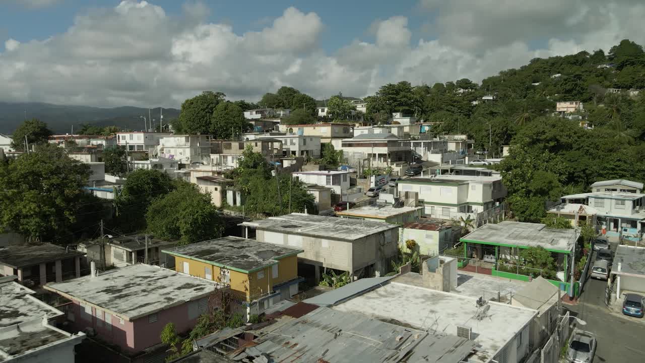 disparo aéreo de avión no tripulado volando sobre una colina de lado de la montaña barrio de puerto rico