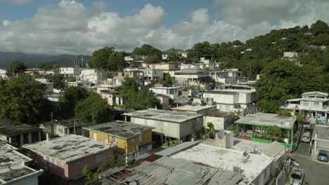 Toma-Aérea-De-Un-Dron-Volando-Sobre-Una-Colina-En-La-Ladera-De-Una-Montaña,-Barrio-De-Puerto-Rico