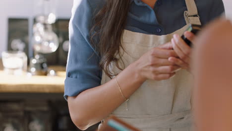 comprar café, pago con tarjeta de crédito