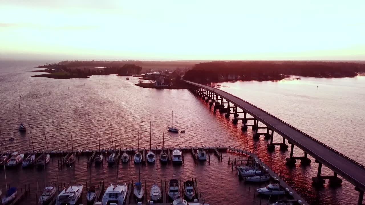 inclinación aérea hasta oriental nc, carolina del norte al atardecer