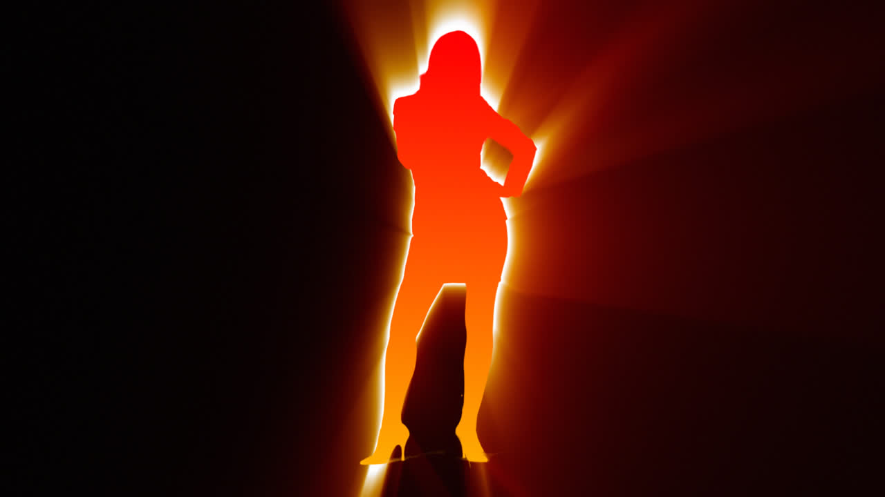 silueta de mujer de negocios contra un fondo negro. concepto de éxito