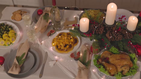 deliciosa comida tradicional y velas encendidas en la mesa para la celebración navideña 1