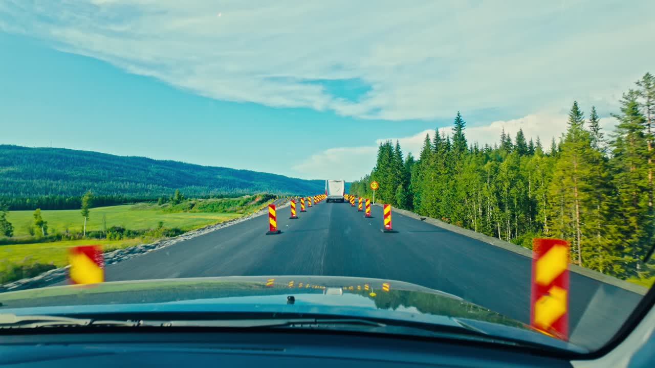 Vorbeifahrt an einer Baustelle, gesäumt von Hütchen, mit weiten Ausblicken auf die Landschaft entlang der Europastraße E6 Nord von Fosen in Trøndelag, Norwegen – POV-Aufnahme.