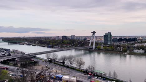 Snp,-Ovni-O-Puente-Nuevo-En-Bratislava,-Eslovaquia,-Vista-Panorámica-De-La-Vida-Normal-En-La-Ciudad-Capital