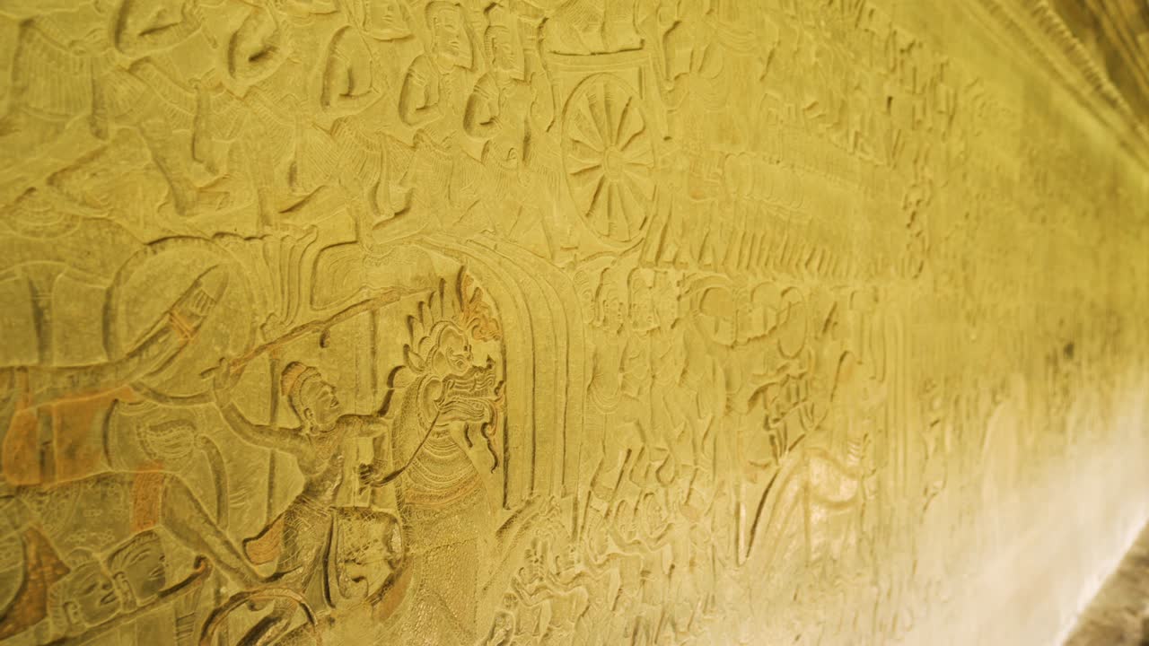 escultura tallada en bajorrelieve a lo largo de una pared del templo hecha en piedra arenisca en angkor wat camboya