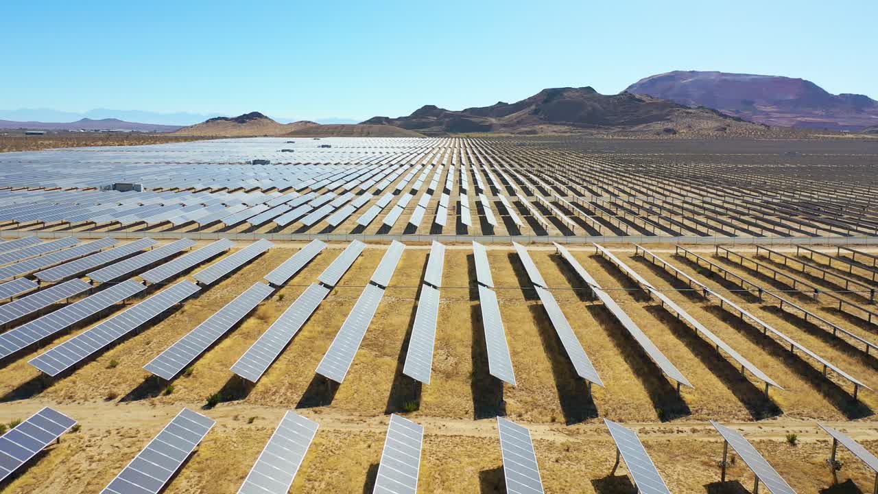 antena de drones delanteros de una gran matriz solar en el desierto de mojave, california, sugiere recursos de energía verde limpios y renovables
