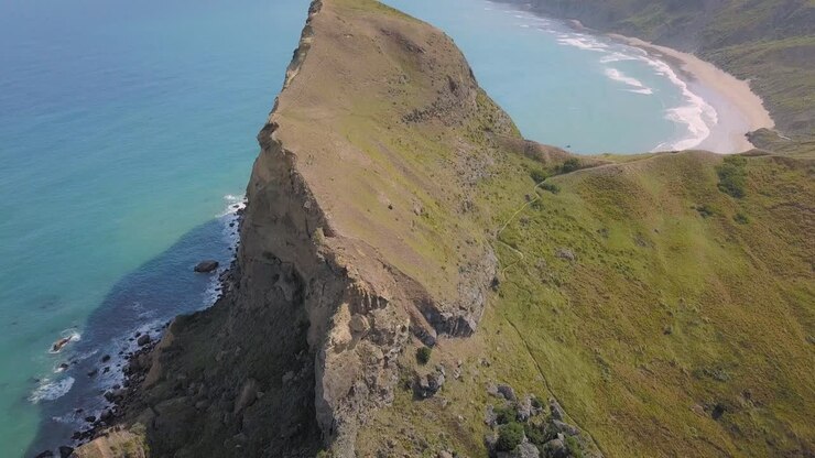 Panoramica aerea verso il basso di Castle Rock vicino a Castlepoint a Wairarapa, Nuova Zelanda.