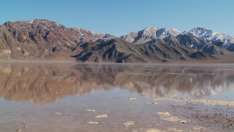 Una-Sartén-A-Través-De-Un-Lago-De-Badwater-En-El-Parque-Nacional-Del-Valle-De-La-Muerte-1