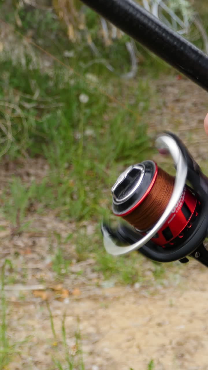 el enrollador de pesca en acción