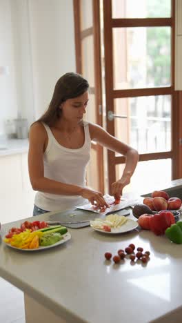 mujer preparando una comida saludable en una cocina