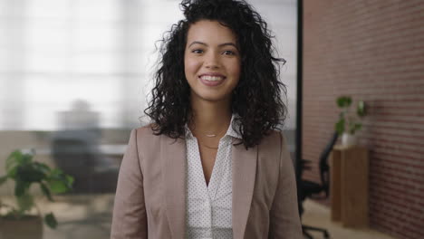 Retrato-De-Una-Hermosa-Y-Elegante-Mujer-De-Negocios-Hispana-Ejecutiva-Riendo-Alegre-Disfrutando-De-La-Oportunidad-De-Gestión-En-La-Puesta-En-Marcha-De-Un-Negocio