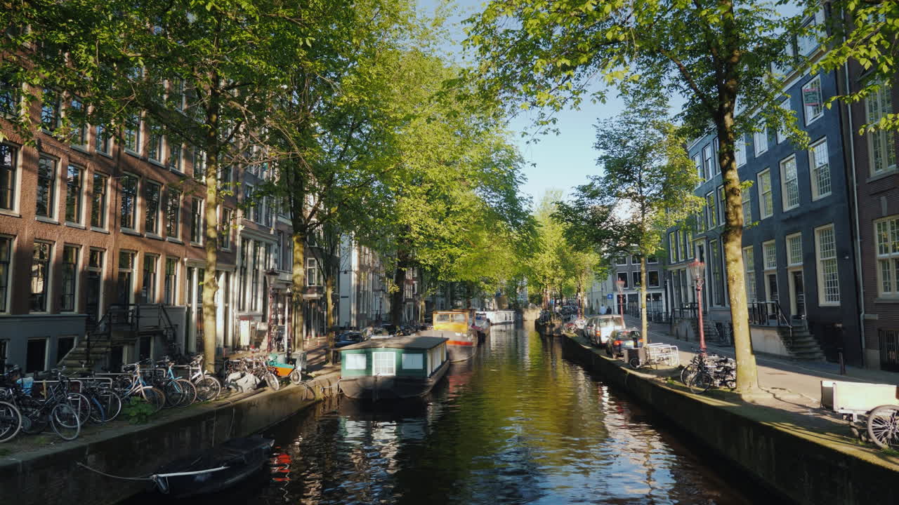 canal de amsterdam con casas flotantes