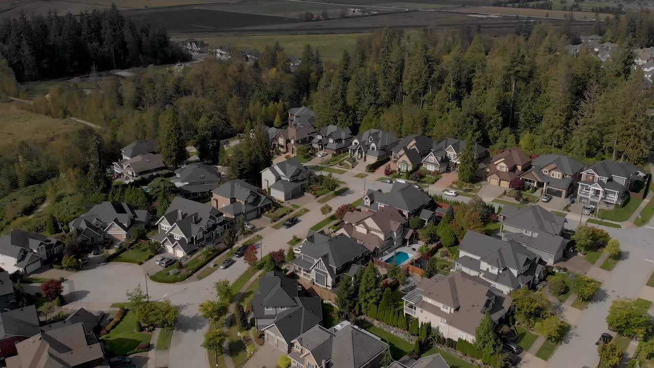 Záběry z dronu v rozlišení 4K: Městské bydlení Cloverdale pro občany střední třídy, územní plánování města poblíž chráněného zeleného pásu s panoramatem a majestátní topografií.