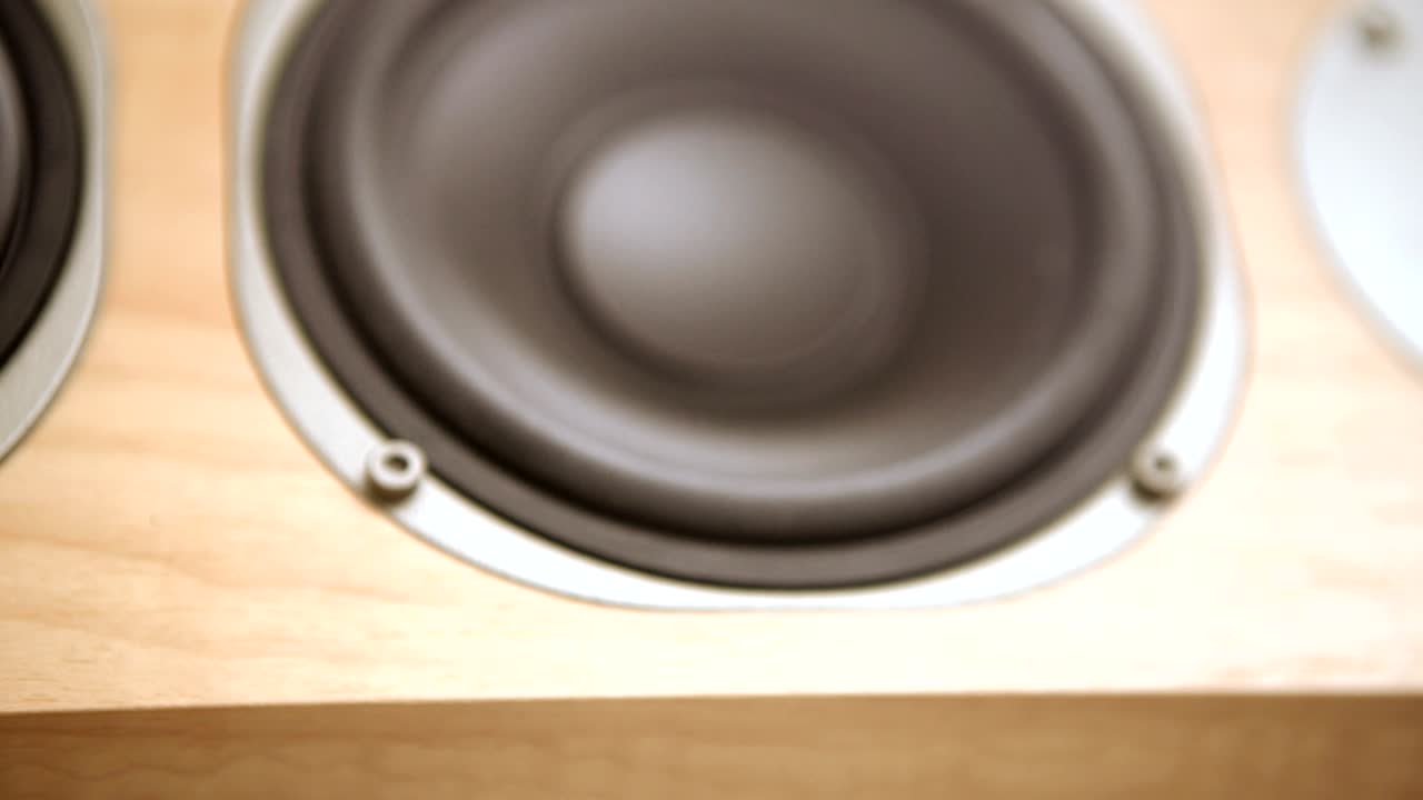 vibración de la membrana del altavoz de bajos tocando sonido de baja frecuencia 2160p 4k dolly forward footage