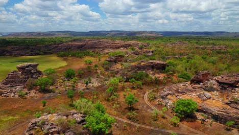 Volando-Sobre-Formaciones-Rocosas-Entre-Humedales-En-Ubirr-En-El-Parque-Nacional-Kakadu,-Territorio-Del-Norte,-Australia