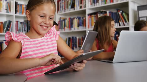 Schulmädchen-Nutzt-Digitales-Tablet-In-Der-Bibliothek