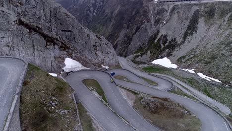 antigua carretera airolo en el paso de san gotardo desde la vista de drones