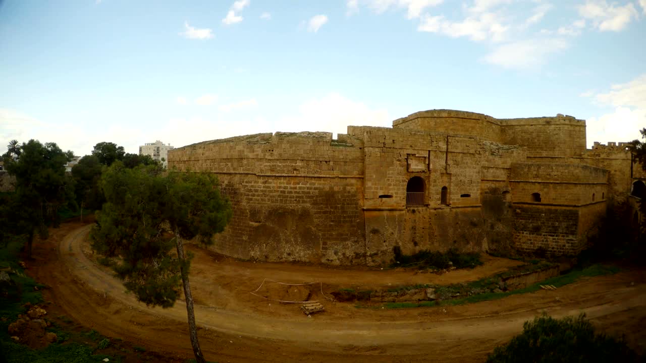 puente y camino de tierra, altas murallas en un profundo foso de la fortaleza medieval de famagusta