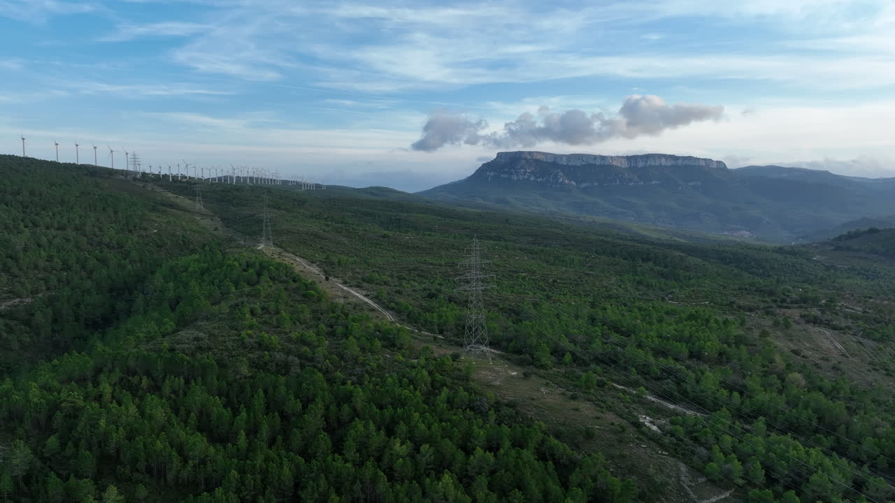 torres eléctricas de alta tensión con parque eólico y