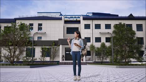 estudiante frente al edificio de la universidad