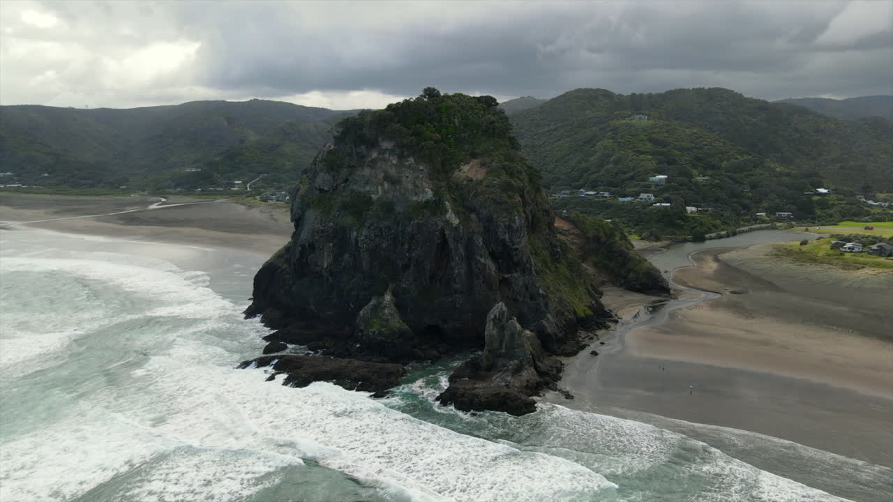 impresionante vista de una gran formación rocosa golpeada por la fuerza de las olas del océano