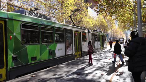 personas subiendo y bajando de un tranvía