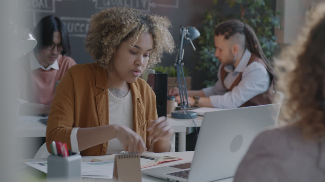 equipa diversificada a trabalhar num escritório moderno