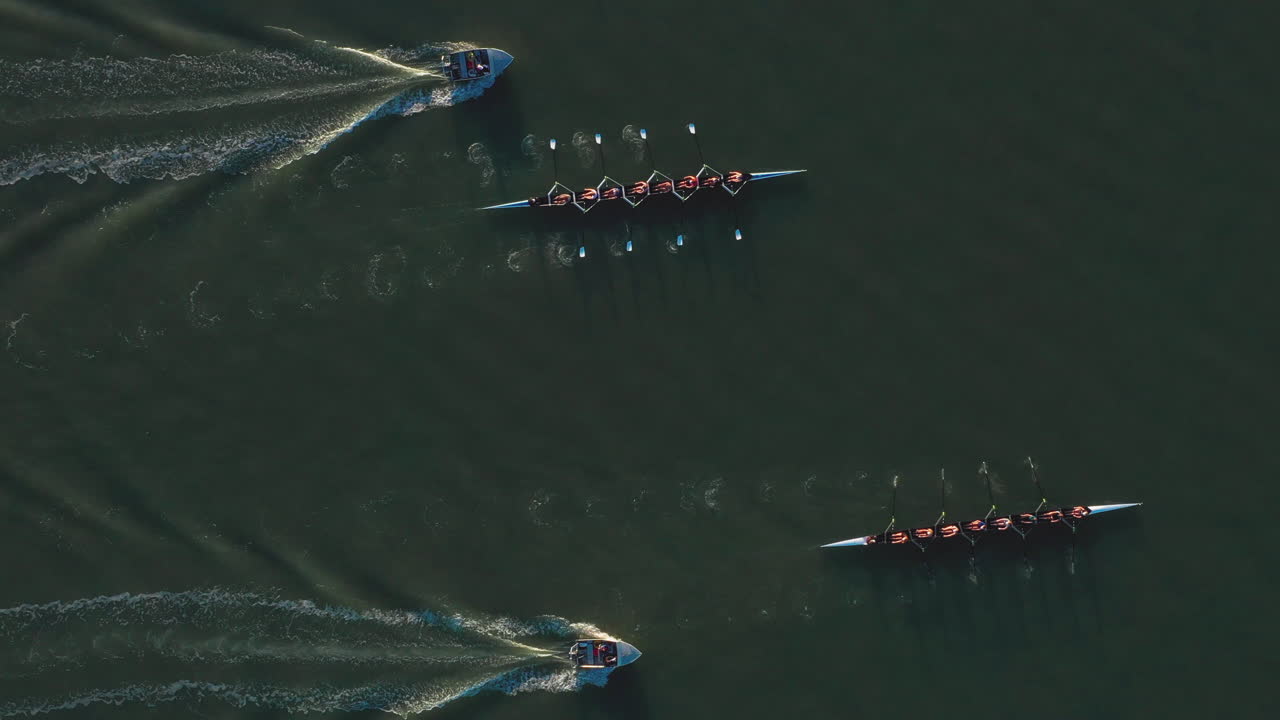 보트를 동반한 2명의 노 젓는 승무원의 경치 좋은 공중 추적 샷