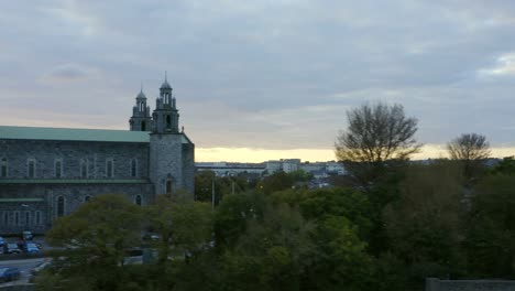 Seitlicher-Lufttransportwagen-Enthüllt-Die-Kathedrale-Von-Galway-Bei-Sonnenuntergang