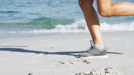 Fitte-Frau-Joggt-Am-Strand