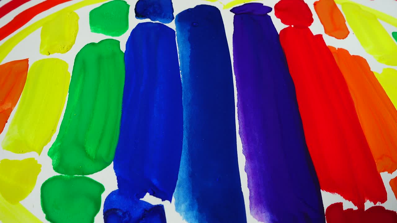 Pinceladas vibrantes de tinta arco-íris sobre fundo de papel branco