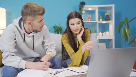 Estudiantes-Universitarios-Sentados-Juntos-En-La-Mesa-Y-Usando-Una-Computadora-Portátil.