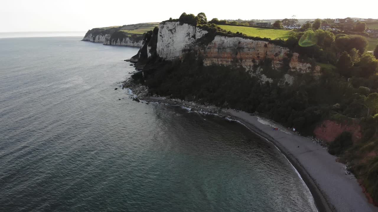 toma aérea hacia adelante que muestra los acantilados de la costa jurásica en el este de devon, inglaterra