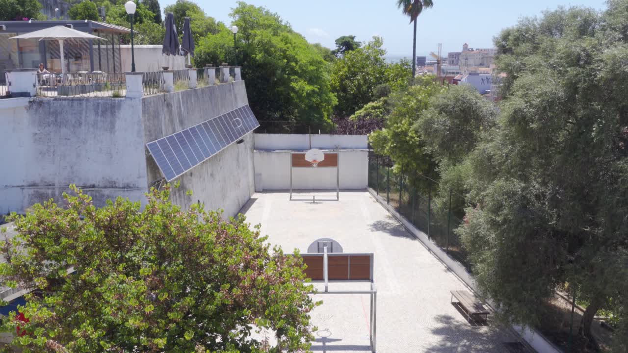 una cancha de baloncesto escondida en lo profundo de un parque en lisboa, portugal