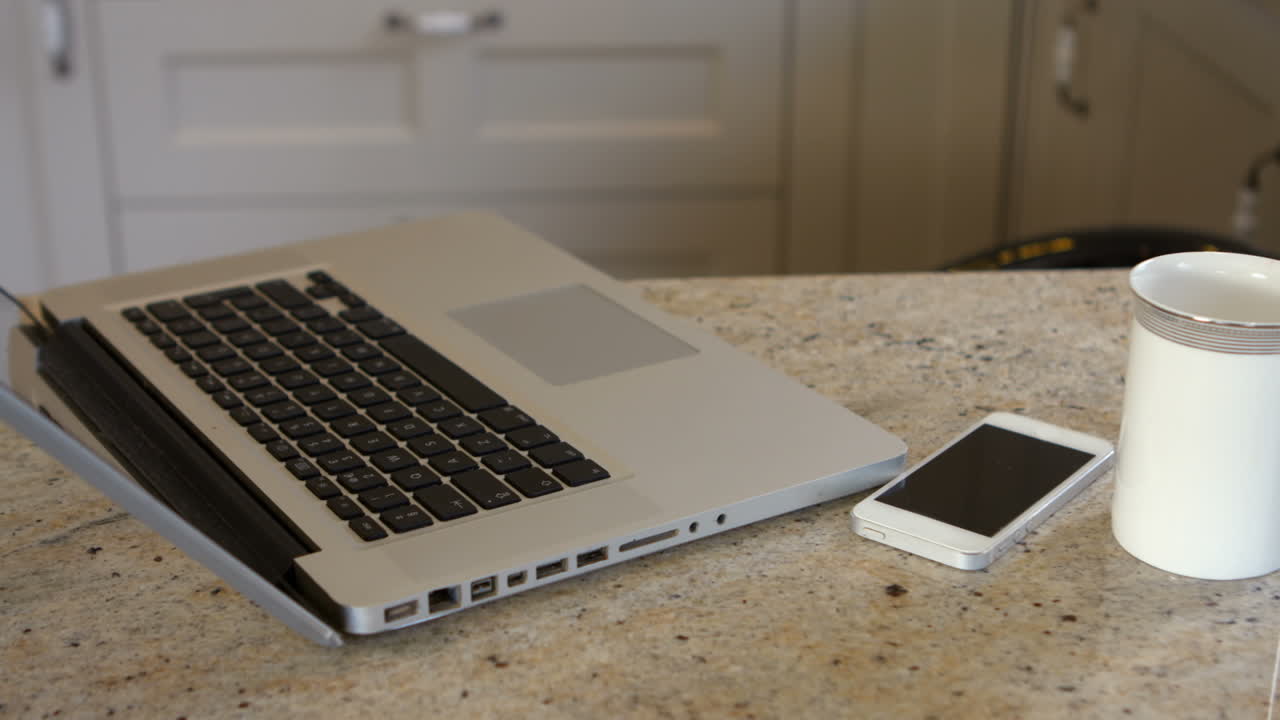 노트북, 스마트폰, 커피 한 잔의 비디오